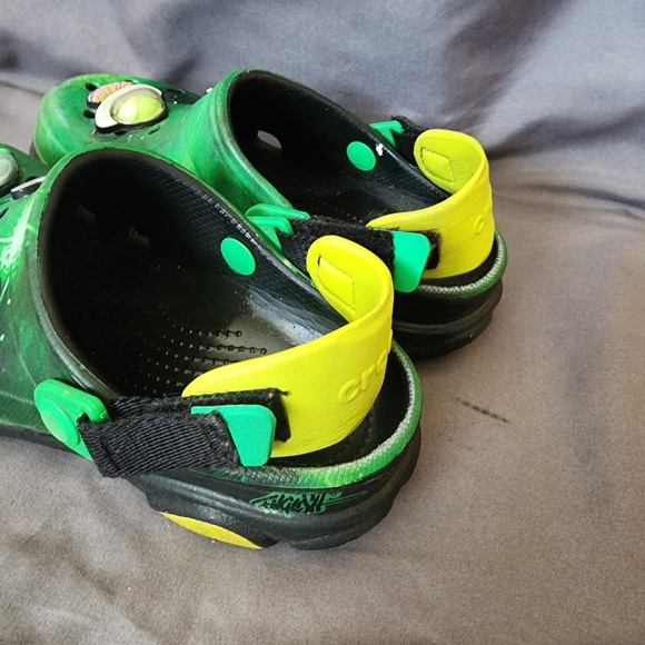 CROCS Green Kids Sandals with Alien Charms - Picture 5 of 9